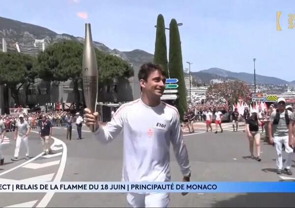 Charles Leclerc ha portato la fiamma olimpica: com&#039;&egrave; andato il suo passaggio della fiaccola a Monaco