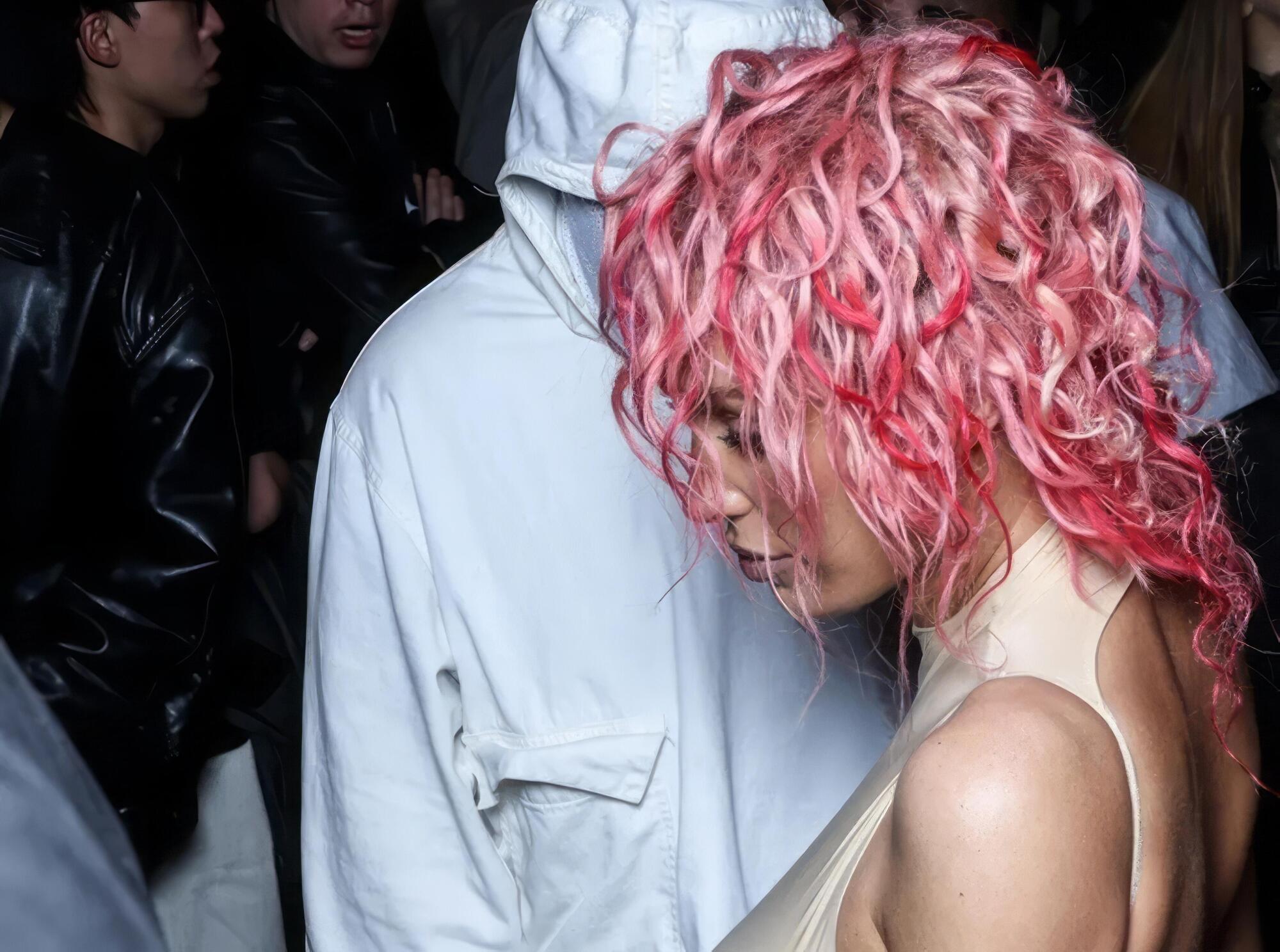 kanye west bianca censori capelli rosa pink hair