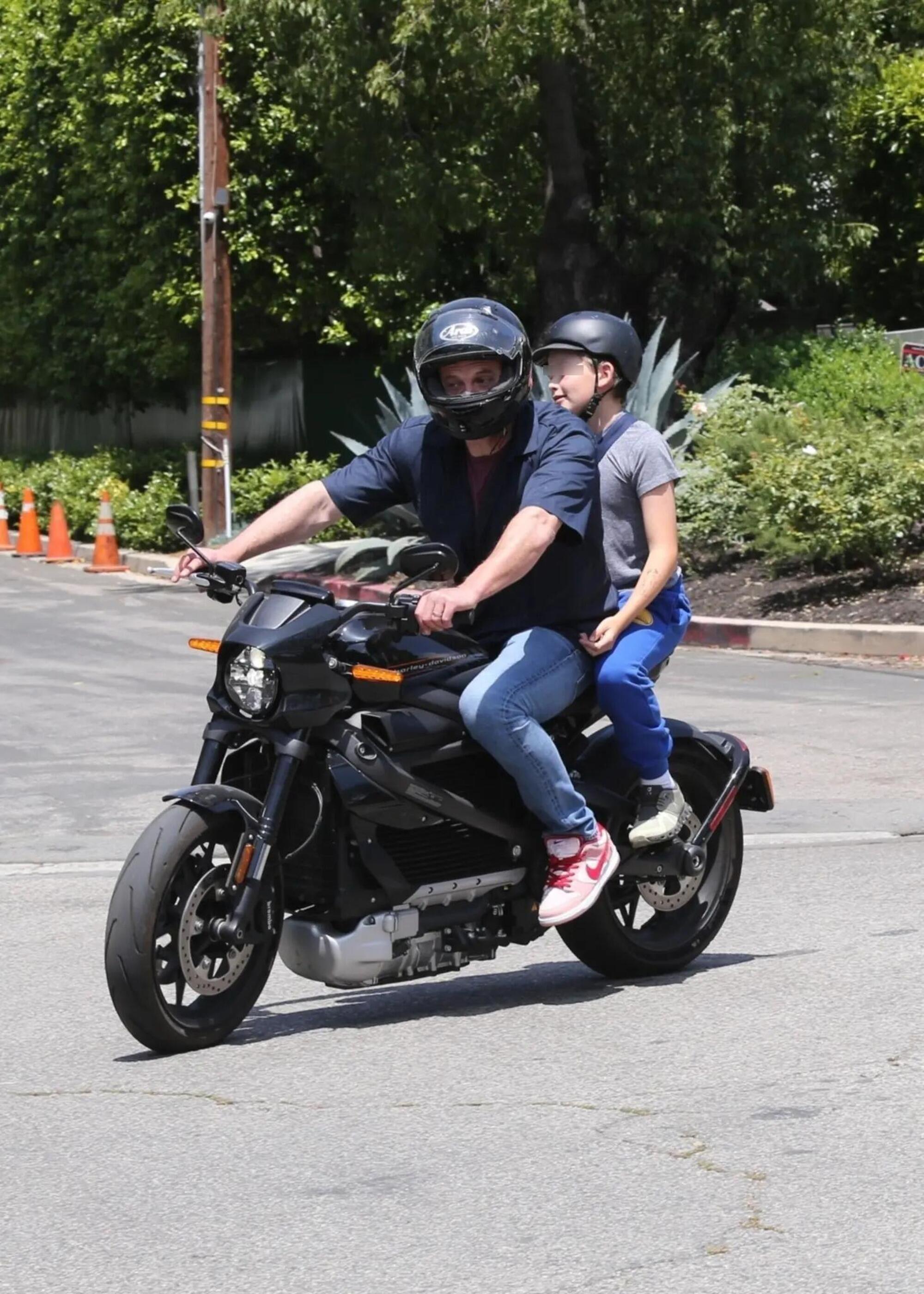 Ben Affleck e il figlio Samuel in moto