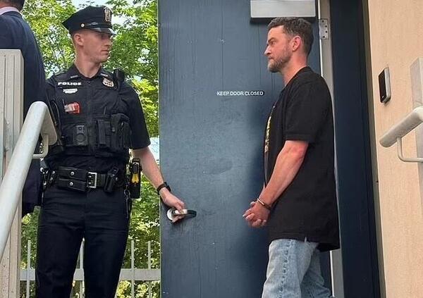 Prima arrestato Timberlake, poi Travis Scott: che combinano le star? E cosa &egrave; successo davvero a Justin? La notte folle (solo una?) tra droghe, auto e... Ecco la ricostruzione, quello che non torna, le parole beffarde ai fan e il futuro del tour