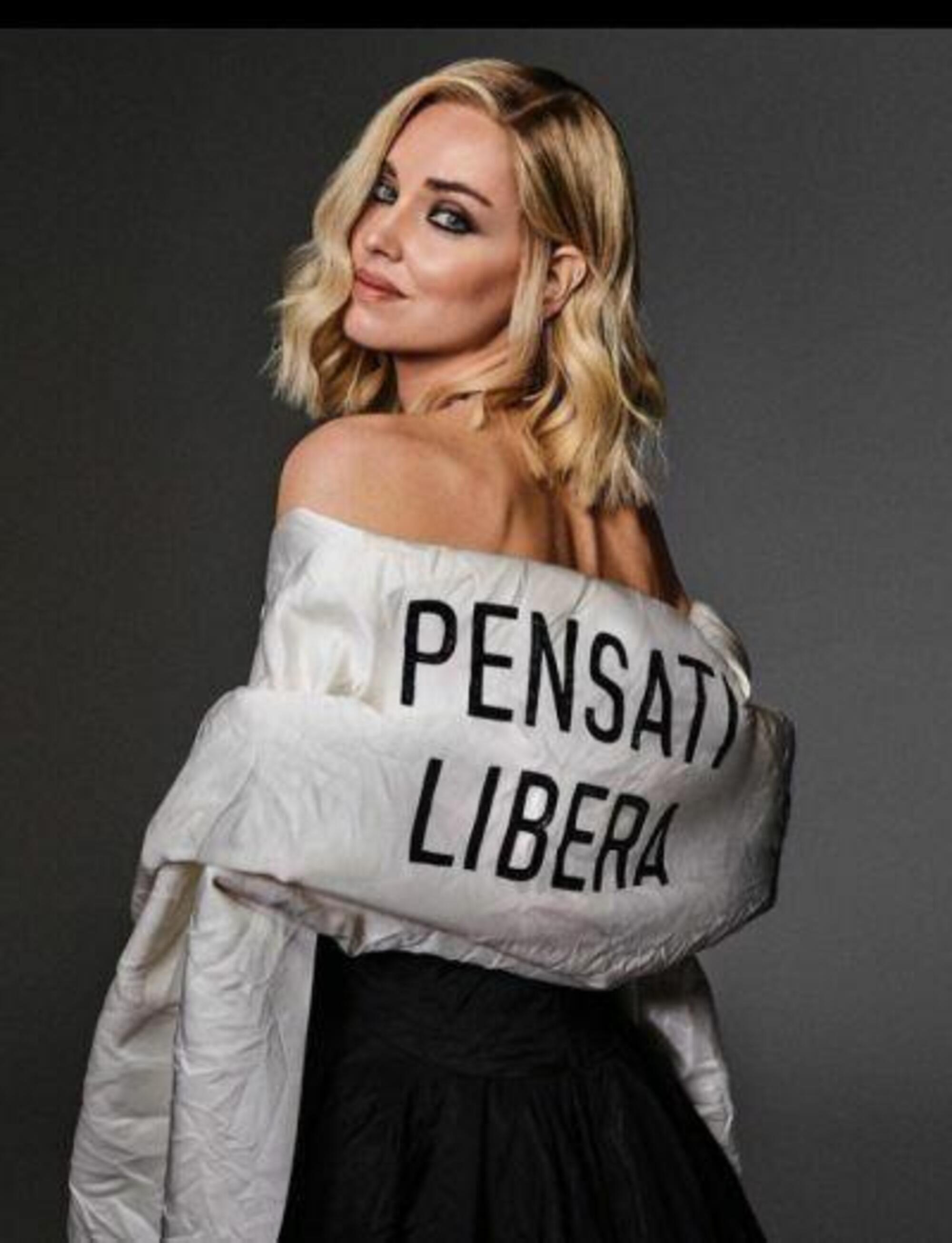 Chiara Ferragni e il suo scialle &quot;Pensati libera&quot; usato sul palco di Sanremo 2023