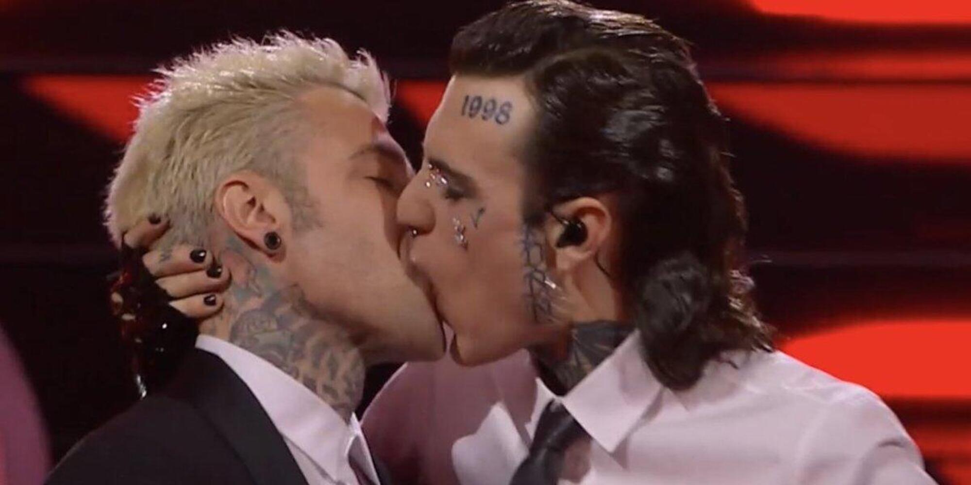 Il bacio tra Fedez e Rosa Chemical a Sanremo 2023