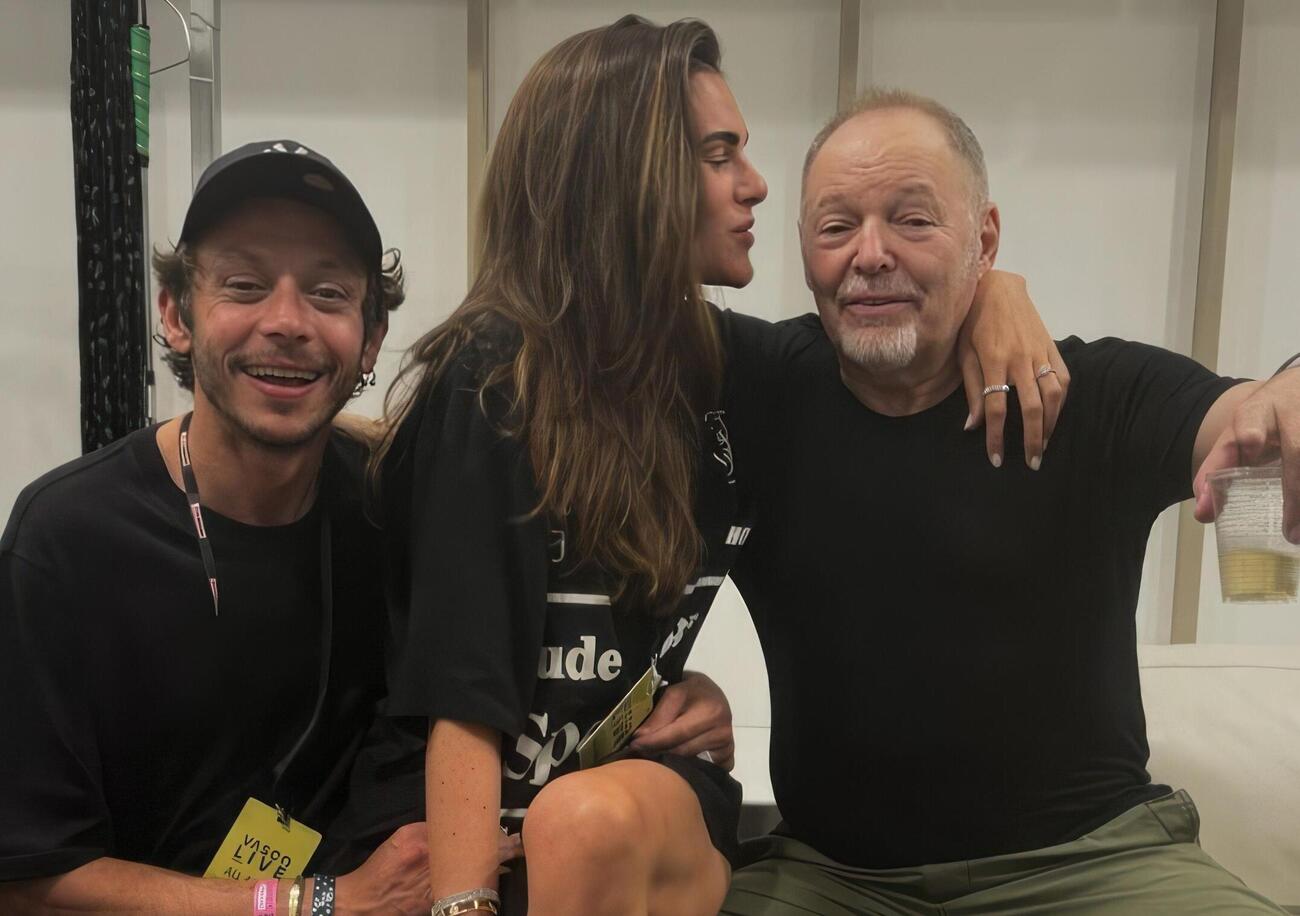Vasco celebra Valentino Rossi a San Siro: &ldquo;Qui c&rsquo;&egrave; il dieci volte campione del mondo&rdquo;. E s&igrave;, ha detto proprio dieci... [VIDEO]