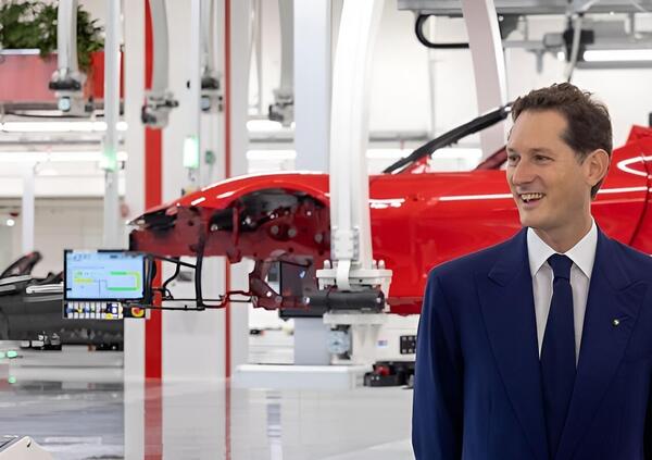 La prima Ferrari elettrica? John Elkann: &ldquo;&Egrave; la prova che manteniamo le promesse&rdquo;. Ed ecco la fabbrica (e-Building) da 200 milioni di euro dove verr&agrave; realizzata la supercar a batteria, tra robot e operai veri. E sul prezzo...