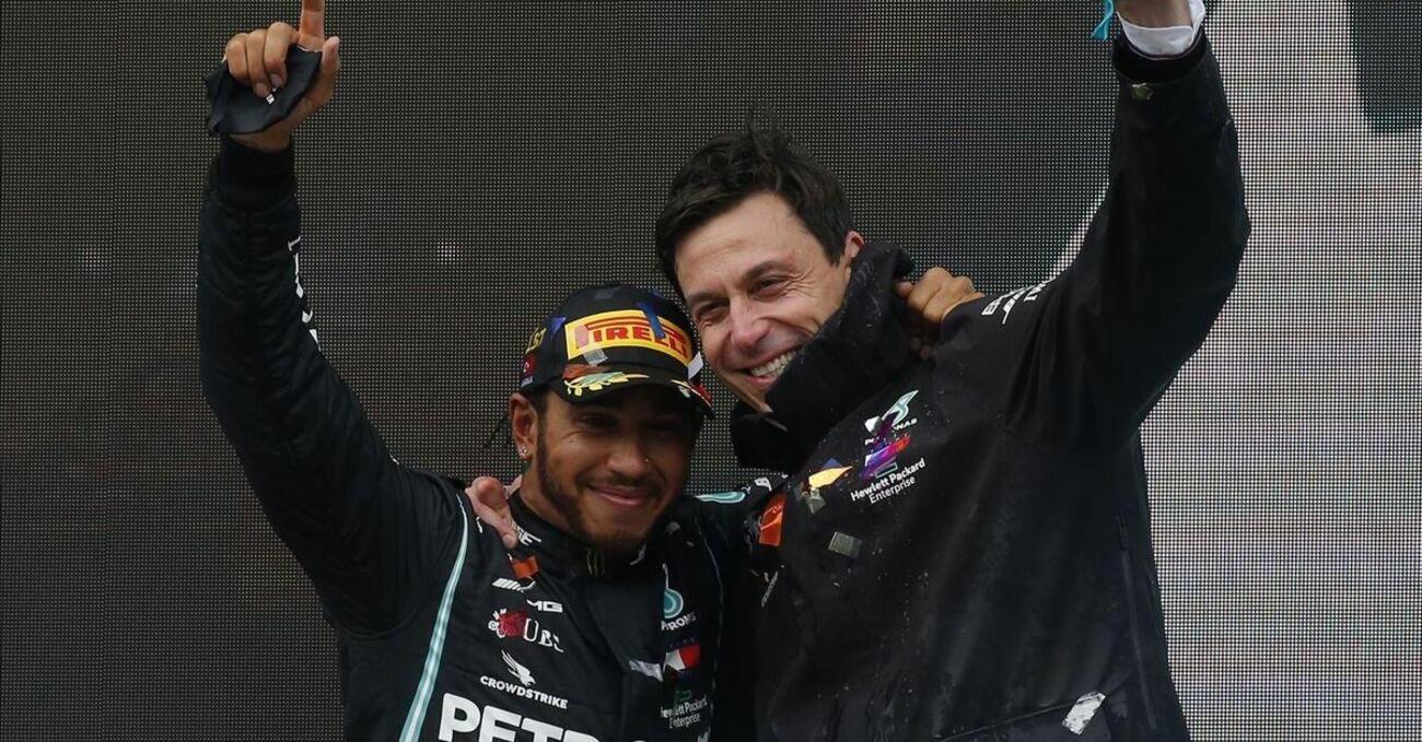 Basta mail anonime, Mercedes chiama la polizia dopo il caso di Lewis Hamilton: ecco cosa sta succedendo