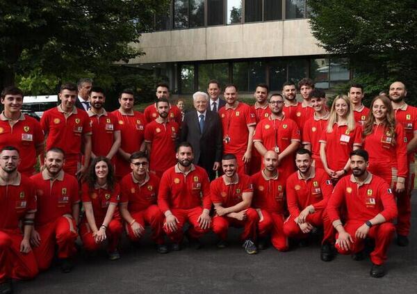 Mattarella conquista la Ferrari nel giorno dell&#039;inaugurazione dell&#039;&rsquo;e-building