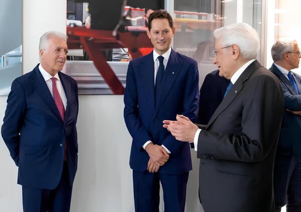 Perch&eacute; Mattarella va da Elkann per la Ferrari elettrica ma non si &egrave; mosso per gli operai in cassa integrazione di Mirafiori e Melfi? E John promette ma... L&rsquo;attacco de La Verit&agrave;