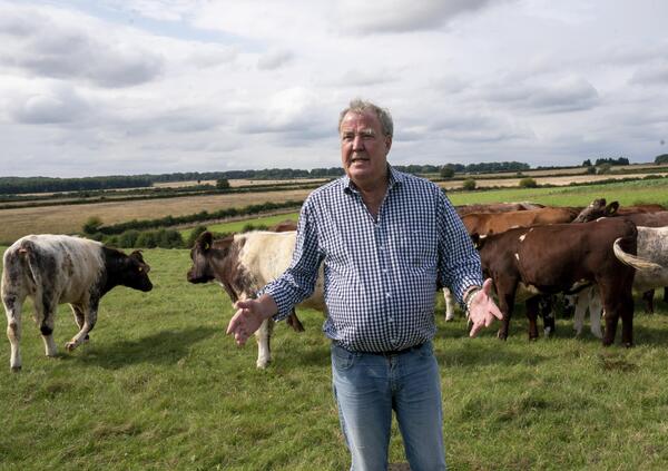 Jeremy Clarkson: &ldquo;Ecco cosa servirebbe contro gli ecovandali come Just Stop Oil. E la polizia, oltre a investire mucche, cosa fa?&rdquo;. E sulle auto elettriche, l&rsquo;eolico e le elezioni...