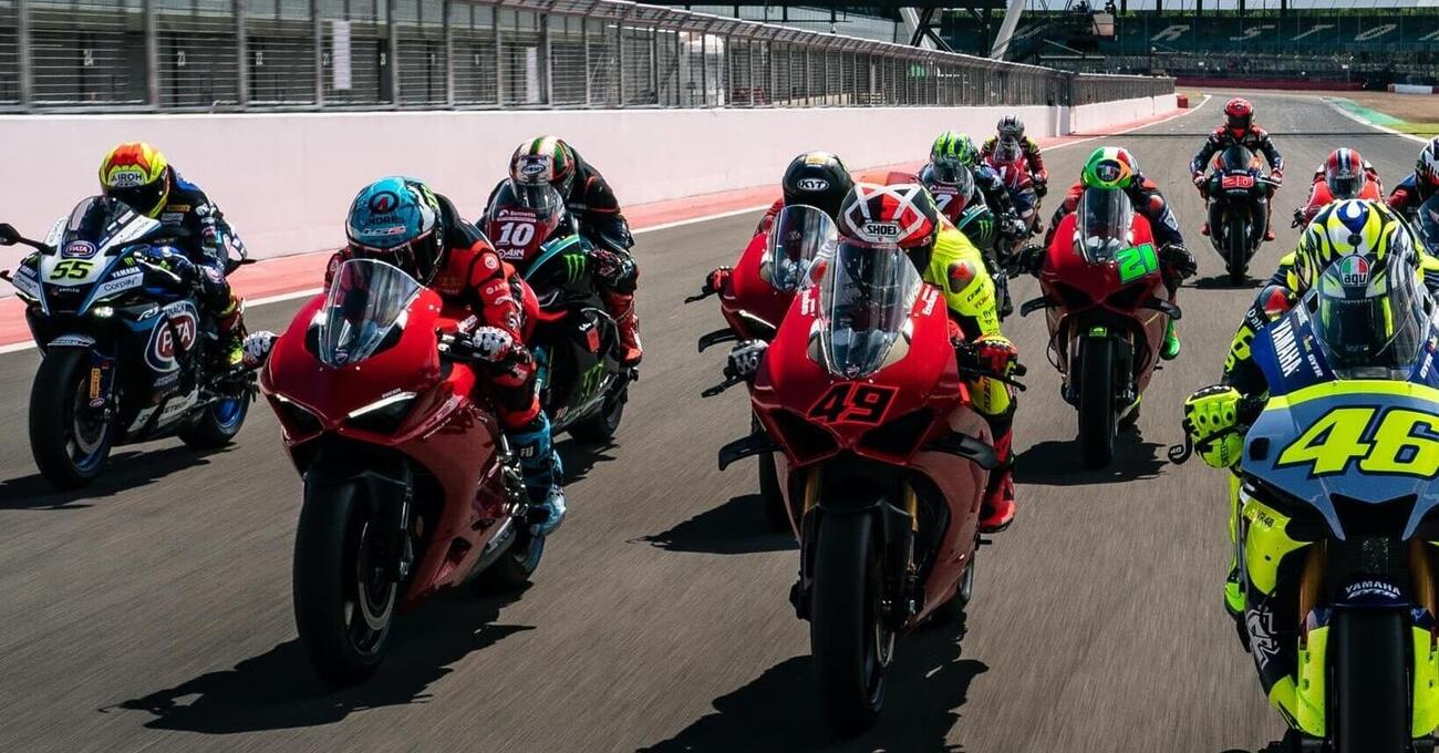 Il ritorno in moto di Valentino Rossi a Silverstone? Lui ride ancora: &ldquo;Non voglio arrendermi, cerco sempre di stare sulla moto&rdquo;