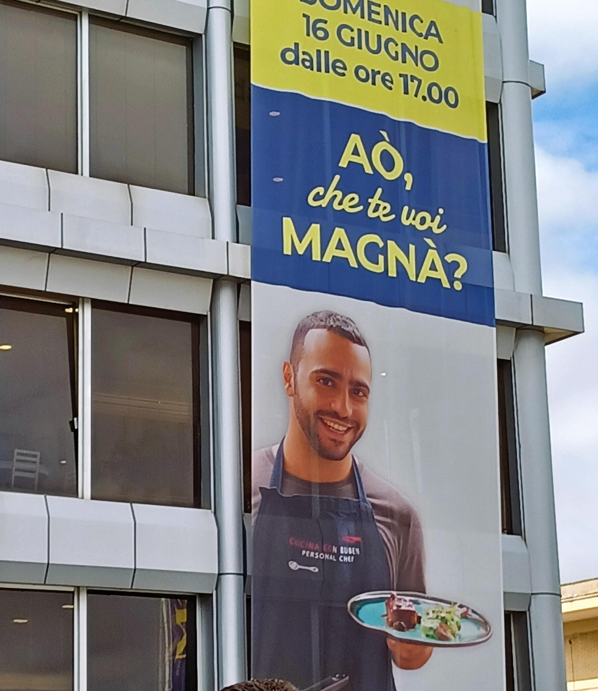 Cartello pubblicitario che annuncia lo show coocking di Ruben col suo famoso motto &ldquo;A&ograve;, che te voi magn&agrave;?&rdquo;