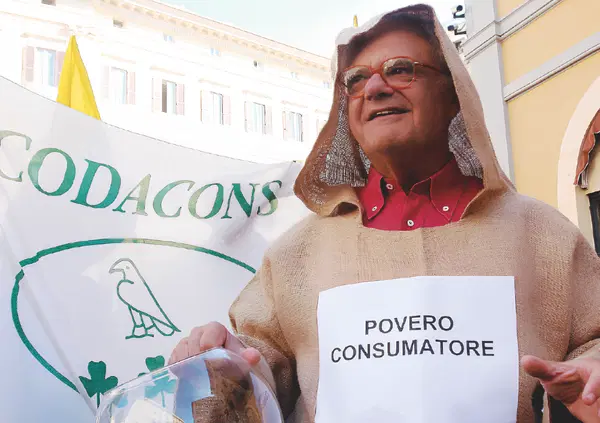 Rienzi (presidente Codacons), ma come parcheggi il suv, proprio tu? Il paladino dei consumatori prima fa pace con Fedez e poi la sosta selvaggia. Ma ecco pronta la scusa... Solo un &ldquo;dispetto&rdquo;?