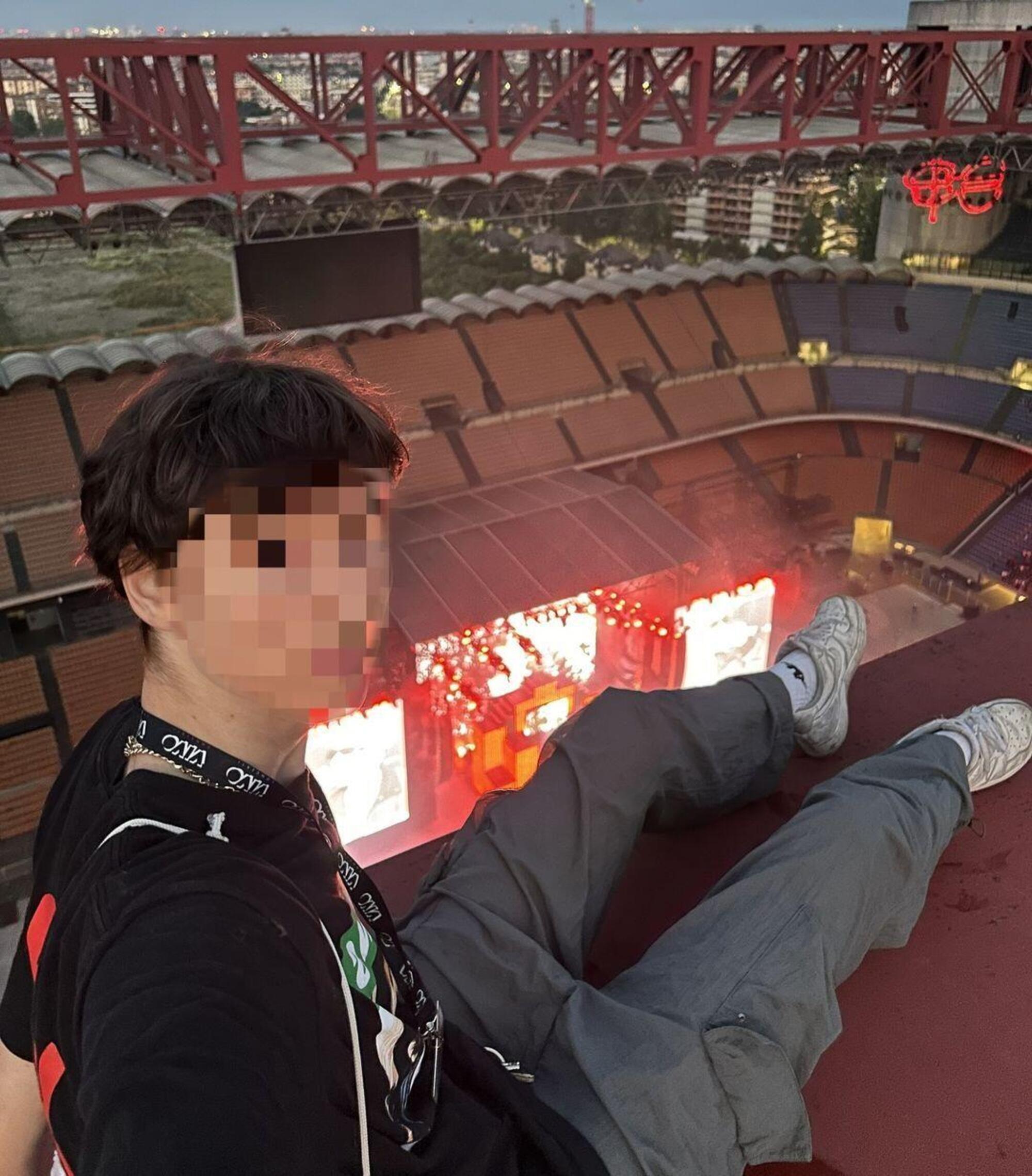 L&#039;influencer Dedelate sul &quot;tetto&quot; di San Siro con il pass di Vivo Concerti durante il concerto di Sfera Ebbasta