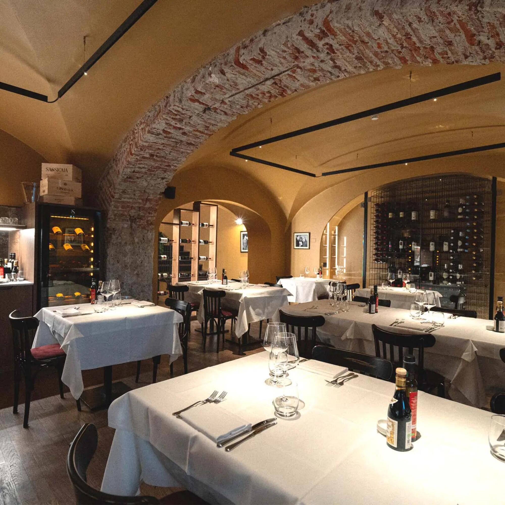 L&#039;interno della Taverna Trastevere di Milano