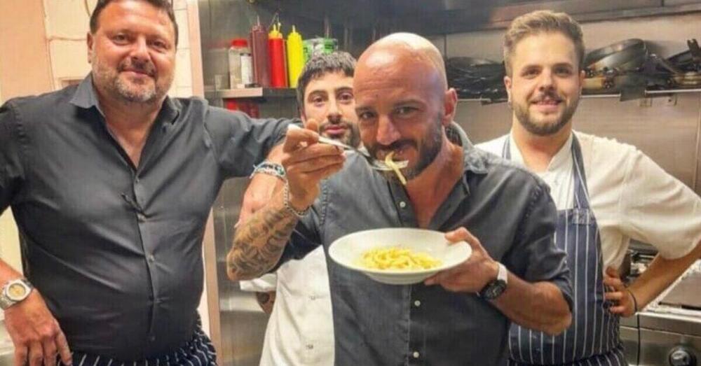 Siamo andati a mangiare alla Taverna Trastevere di Nicolas Vaporidis a Milano. Ma &egrave; meglio la sua carbonara o quella di Max Mariola? Ecco la nostra esperienza. E a sorpresa&hellip;