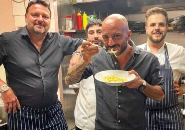 Siamo andati a mangiare alla Taverna Trastevere di Nicolas Vaporidis a Milano. Ma &egrave; meglio la sua carbonara o quella di Max Mariola? Ecco la nostra esperienza. E a sorpresa&hellip;