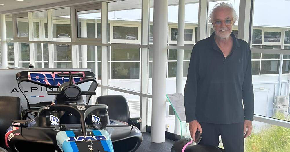 Flavio Briatore, le prime parole in Alpine: &ldquo;Sono tornato in Formula 1 solo per una cosa&rdquo;. Ma c&rsquo;&egrave; chi grida allo scandalo, perch&eacute;... [VIDEO]