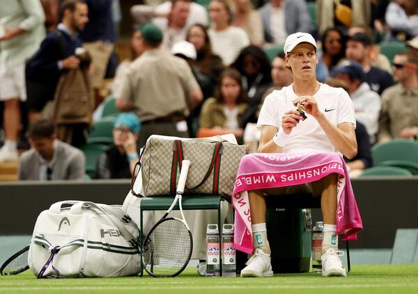 Ok, ma cosa c&rsquo;&egrave; dietro l&rsquo;accordo di Jannik Sinner e Gucci in vista di Wimbledon? Dai prezzi stellari al bianco del completo per il Centrale di Londra