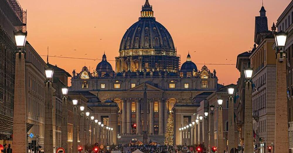 Ma che caos c&rsquo;&egrave; in Vaticano? Studente trovato impiccato in bagno dopo aver tentato un approccio sessuale con i compagni. Un suicidio o&hellip;