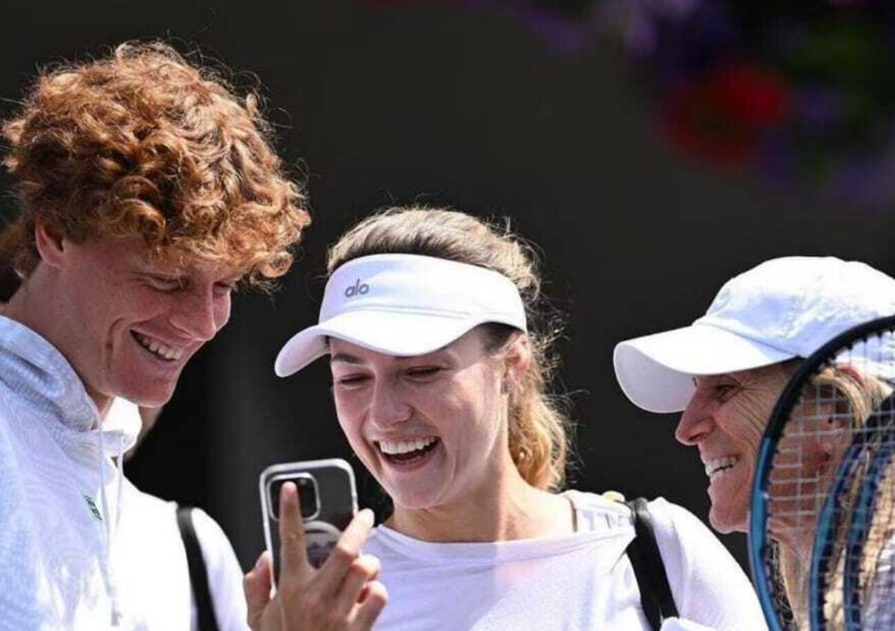 Come si prepara Jannik Sinner a Wimbledon 2024? Si diverte con la fidanzata Anna Kalinskaya tra grigliate e foto con i fan. Ecco a che ora gioca oggi e chi &egrave; il suo avversario, Yannick Hanfmann&hellip;