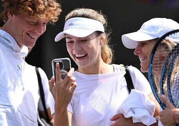 Come si prepara Jannik Sinner a Wimbledon 2024? Si diverte con la fidanzata Anna Kalinskaya tra grigliate e foto con i fan. Ecco a che ora gioca oggi e chi &egrave; il suo avversario, Yannick Hanfmann&hellip;