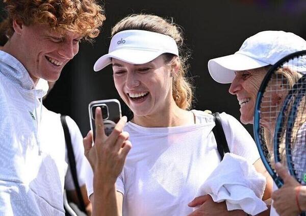 Come si prepara Jannik Sinner a Wimbledon 2024? Si diverte con la fidanzata Anna Kalinskaya tra grigliate e foto con i fan. Ecco a che ora gioca oggi e chi &egrave; il suo avversario, Yannick Hanfmann&hellip;