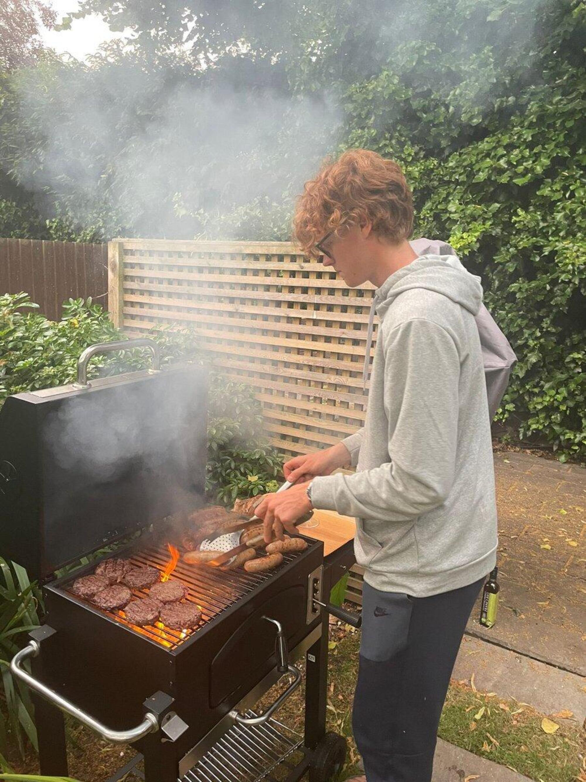 Jannik Sinner mentre si gode una grigliata nel weekend prima di Wimbledon