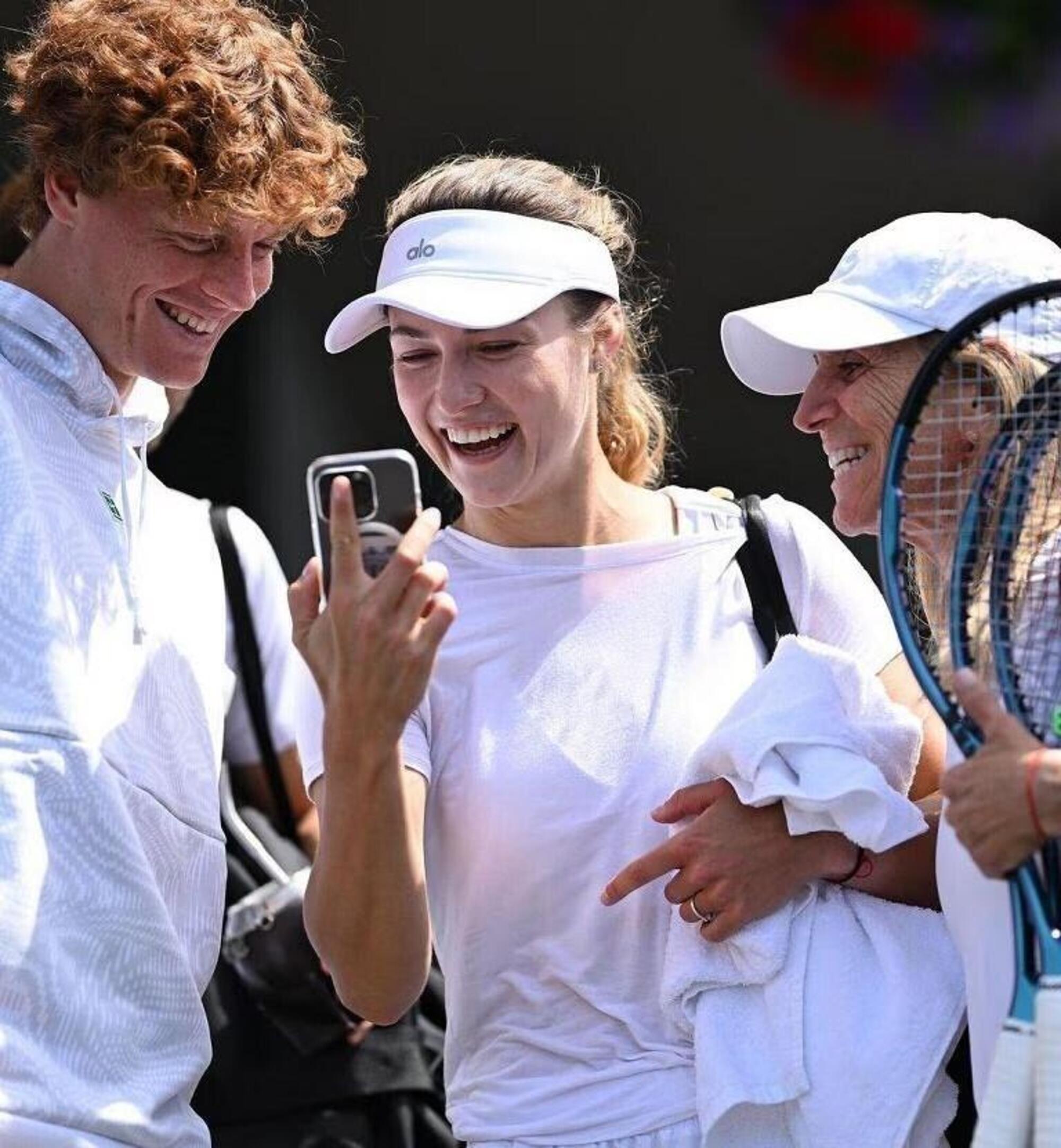 Sinner e Anna Kalinskaya durante un allenamento