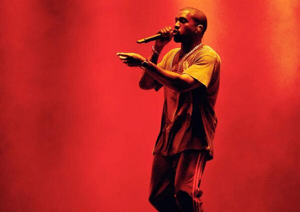 Sul serio Kanye West terr&agrave; un concerto in Russia per Putin? Tutto quello che sappiamo: lo stilista Gosha Rubchinskiy, Adidas, Burberry, Diesel, le prevendite dei biglietti, ma Bianca Censori dov&rsquo;&egrave;?