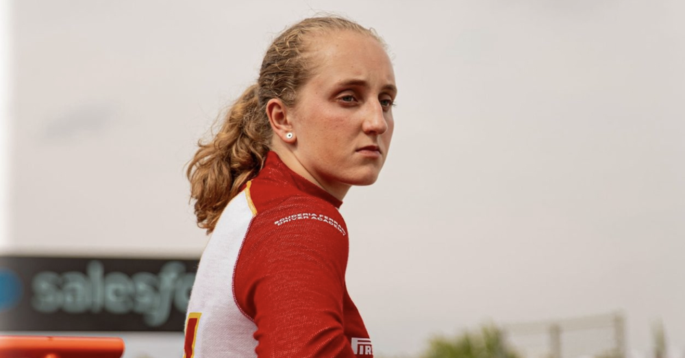 Maya Weug, la prima pilota della Scuderia Ferrari si racconta: &quot;Coi bambini sui kart ho imparato a farmi rispettare. Oggi? Tutto diverso...&quot;