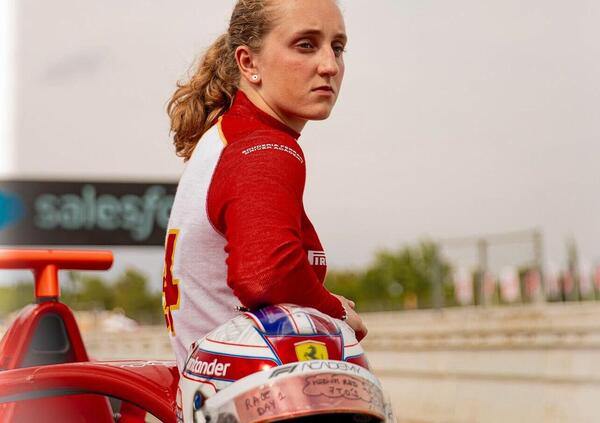 Maya Weug, la prima pilota della Scuderia Ferrari si racconta: &quot;Coi bambini sui kart ho imparato a farmi rispettare. Oggi? Tutto diverso...&quot;