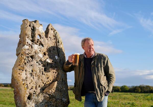 Jeremy Clarkson dalle auto e Top Gear alla birra (e i bastoni da passeggio...), adesso aprir&agrave; il suo pub. L&rsquo;unico problema? I topi e il fegato...