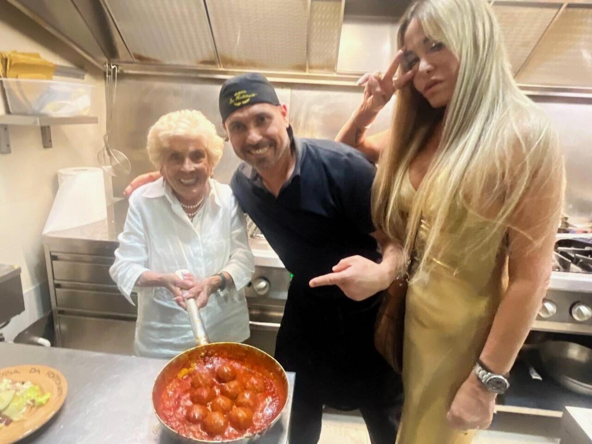 Vera Gemma nella cucina dell&#039;Osteria da Fortunata con nonna Iris