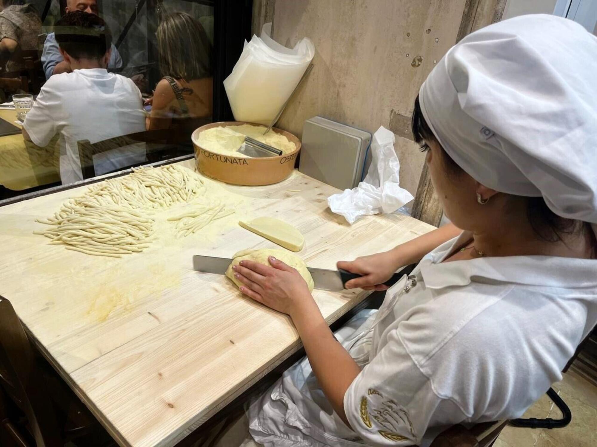 La preparazione della pasta all&#039;Osteria da Fortunata