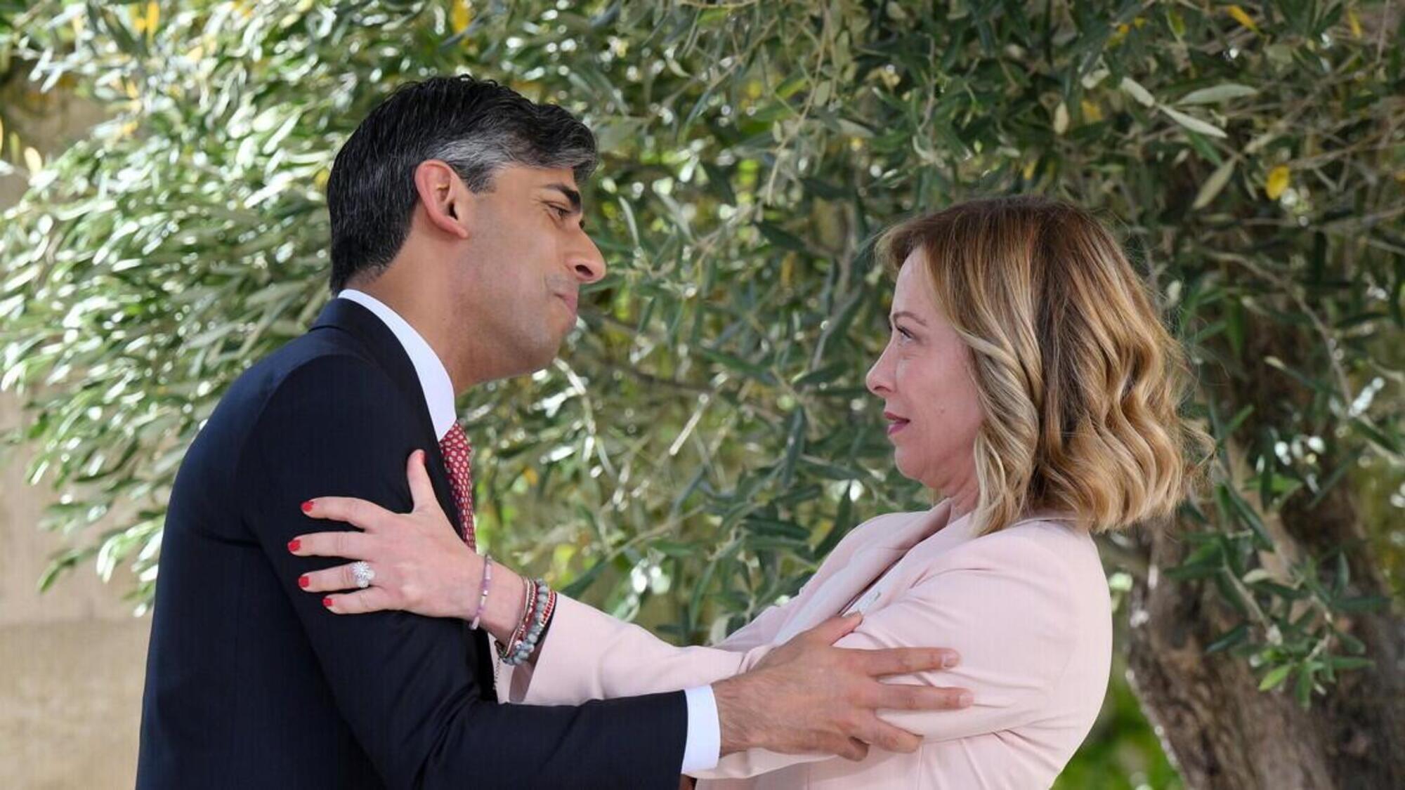 Rishi Sunak e Giorgia Meloni complici al G7