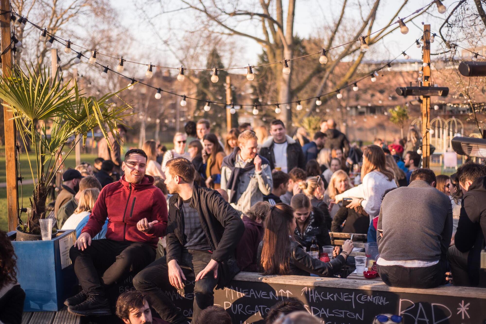 Uno dei pub all&#039;aperto di Hackney, a Londra