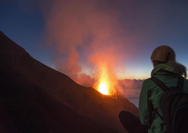 A eruttare minc*iate &egrave; la stampa, non lo Stromboli! Tutte le fake news sull&rsquo;ultima &quot;esplosione&quot; di Iddu, il vulcano sacro per chi non &egrave; omologato al pensiero unico. Il reportage dall&#039;isola