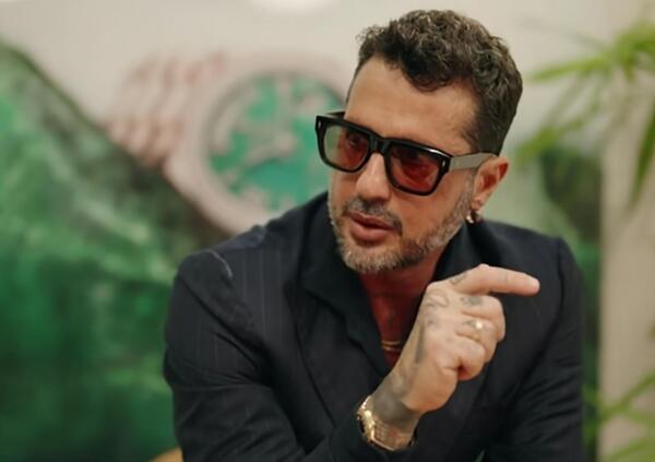 Corona svela il suo rapporto estremo con gli orologi: &ldquo;Il mio Rolex lo tratto come uno Swatch. Il Richard Mille? Una cafonata orribile. Il Daytona in oro rosa? L&#039;orologio delle putta*e&rdquo;. E su Totti, Ilary e i trapper...