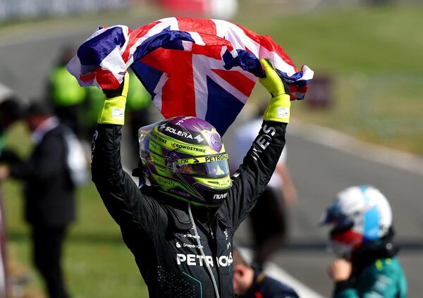 A Silverstone Hamilton vince per tutti i Lewis che &egrave; stato. E sulla schiena porta una promessa per il futuro