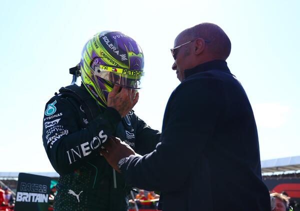 Lewis Hamilton, l&#039;abbraccio con i genitori e la dedica alla famiglia: perch&eacute; Silverstone &quot;ha un valore enorme&quot; per il campione inglese