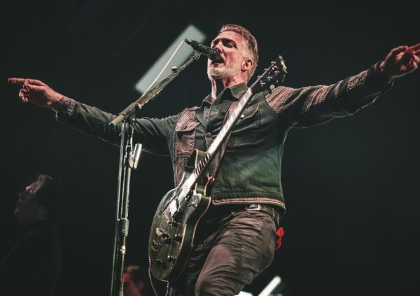 Siamo stati al concerto dei Queens of the Stone Age e abbiamo capito che tutti, da Vasco ai Metallica, dovrebbero imparare da loro&hellip;