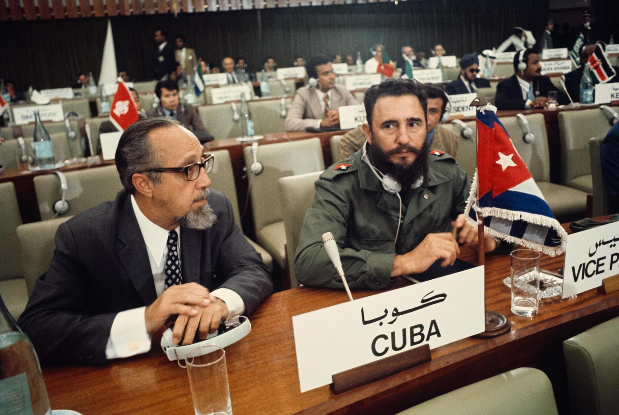 Una delle foto storiche di Mario Dondero: Carlo Rafael Rodr&igrave; alla conferenza dei paesi non allineati, Algeri 1973guez e Fidel Castro