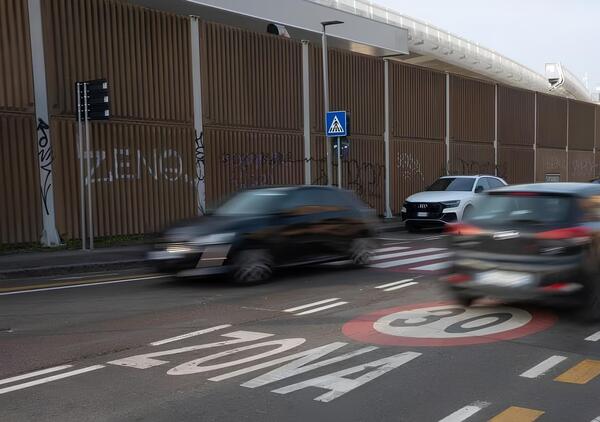 Auto elettriche e limite dei 30 all&rsquo;ora, ecco lo studio che smonta le utopie green. Cosa faranno ora i sindaci di Milano e Bologna e tutti gli altri?