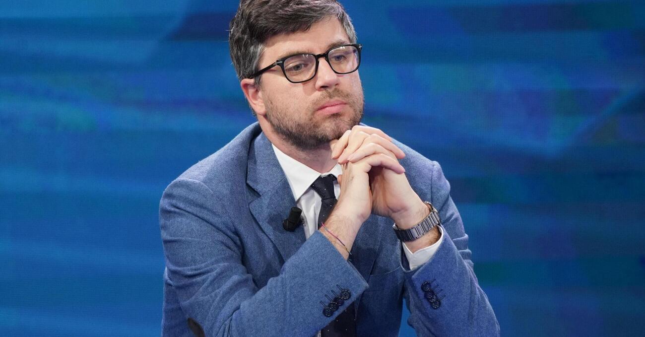Ma avete letto lo sca**o tra Stefano Feltri ed Eni? Troppe chiamate dal call center e il giornalista minaccia l&#039;azienda: &ldquo;Far&ograve; un&#039;inchiesta su di voi...&rdquo;. Poi il chiarimento