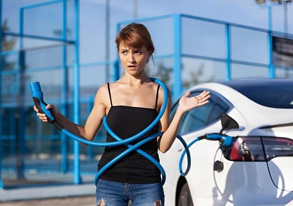 Auto elettriche? Un buco anche per lo Stato: ecco perch&eacute;. E nel frattempo i distributori in autostrada...