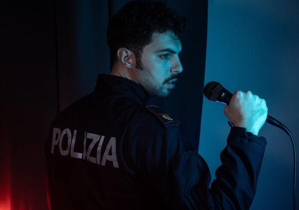 Ok, ma chi caz*o &egrave; Revman, il poliziotto rapper che crea dipendenza come il fentanyl e canta &ldquo;Riduci la velocit&agrave;&rdquo;? Ecco la sua &ldquo;Rogoredo Trap&rdquo;