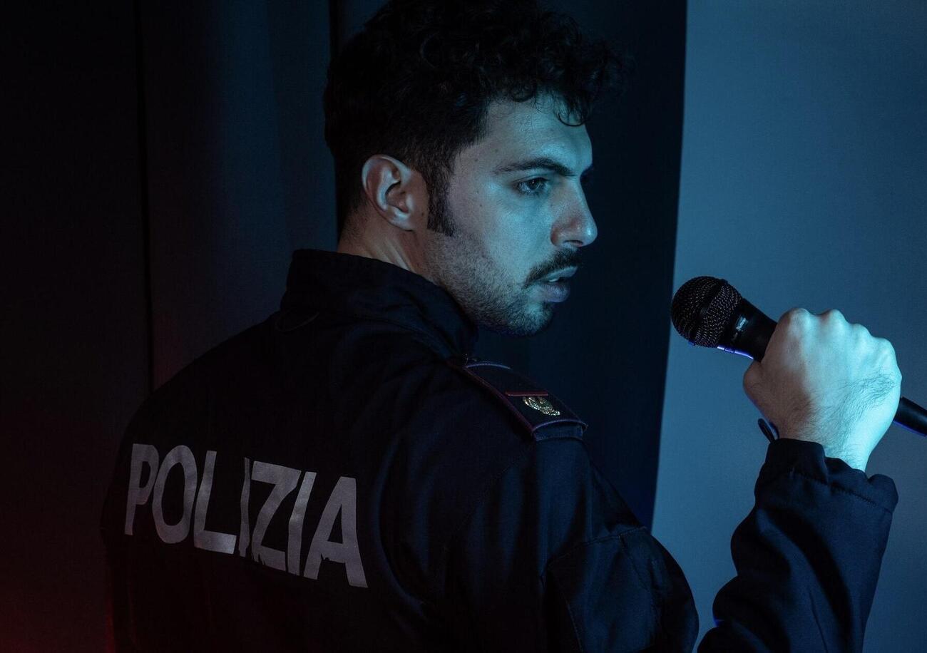 Ok, ma chi caz*o &egrave; Revman, il poliziotto rapper che crea dipendenza come il fentanyl e canta &ldquo;Riduci la velocit&agrave;&rdquo;? Ecco la sua &ldquo;Rogoredo Trap&rdquo;