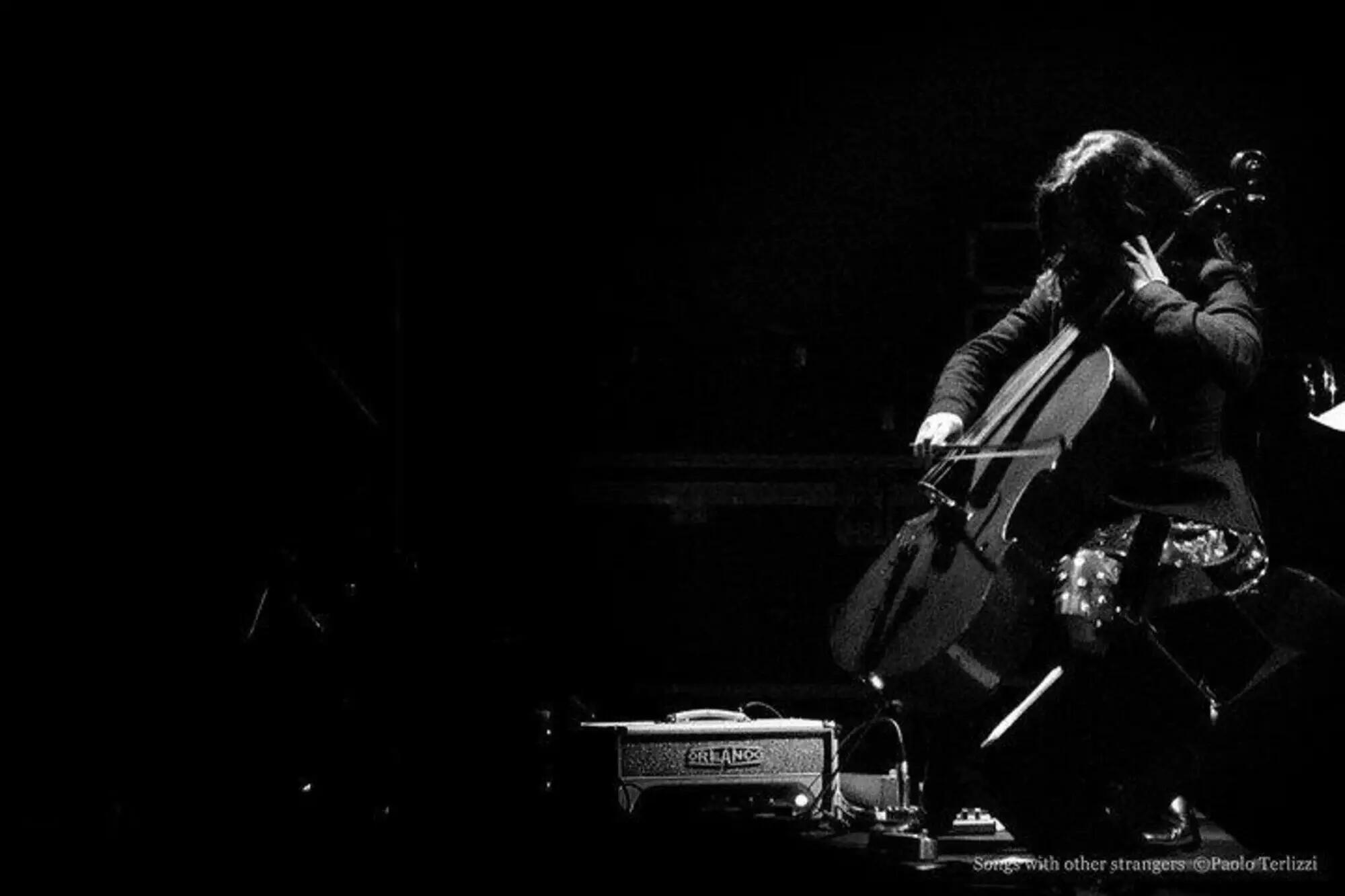 Roberta Castoldi suona il violoncello