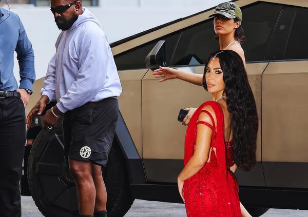 Bianca Censori esplode a pranzo e al cinema con Kanye West. Ma davvero ora rischia di essere bandita dai ristoranti? Intanto l&#039;ex moglie Kim Kardashian al matrimonio coi diamanti... [FOTO]