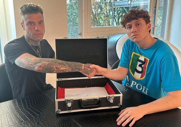 Ok, ma chi caz*o &egrave; il Rosso di Twitch, lo streamer sempre in live con Fedez e che si &egrave; tatuato Anna Pepe sulla gamba? Ecco perch&eacute; dovrebbe condurre Sanremo&hellip;