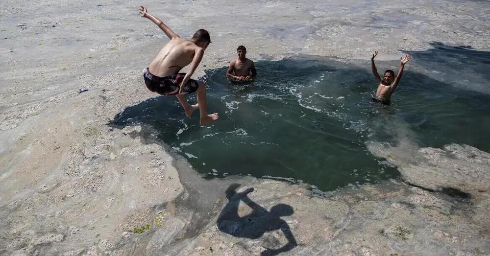 Vacanze in Italia, che mare fa? Abbiamo fatto il bagno nella mucillagine dell&rsquo;Adriatico: ecco la nostra &ldquo;esperienza immersiva&rdquo; tra melma e deiezioni. Buona estate!